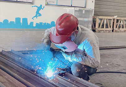 加班加点赶生产，凝心聚力保任务